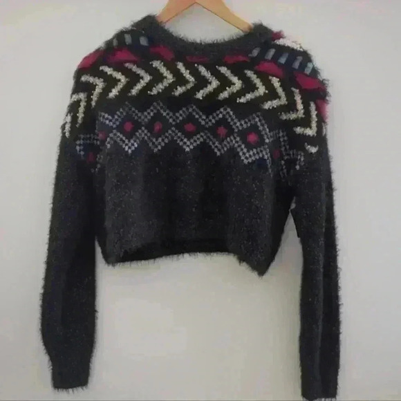 🌴2/$25🌴ARIZONA JEAN CO. | Women's Black Patterned Fuzzy Cropped Sweater - Picture 1 of 3
